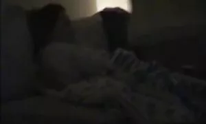Modèle avec chatte rasée se masturbe et french vintage porno gicle très dur