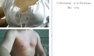 Jeune homme avec de petits seins joue sa films pornos espagnols chatte sur la came