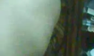 Une très petite fille avec une chatte serrée baise son énorme gode pornos français