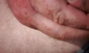 Blonde Claire se masturbe avec un jouet sa fente poilue porn french family